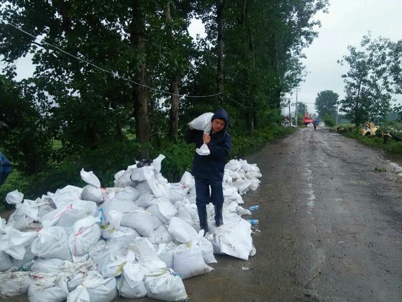 罗先阳搬运沙袋_副本.jpg