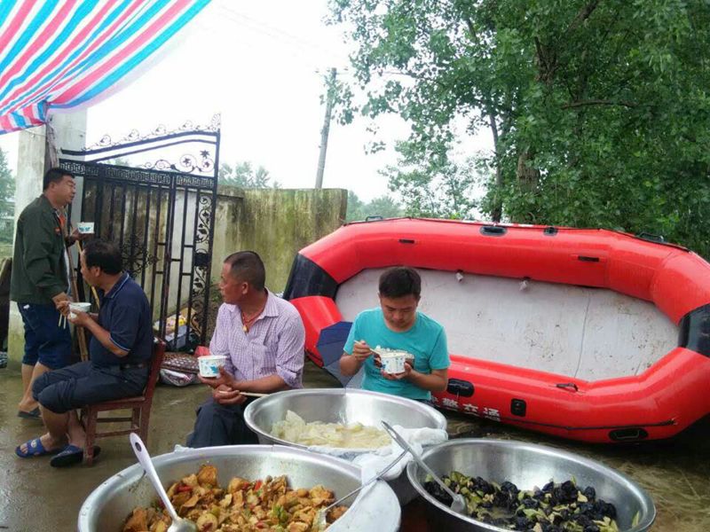 在抗洪抢险第一线吃工作餐_副本.jpg