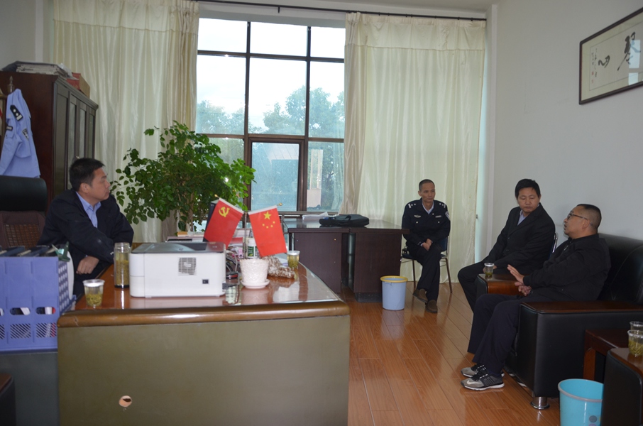 法官与班主任商谈孩子教育问题.JPG