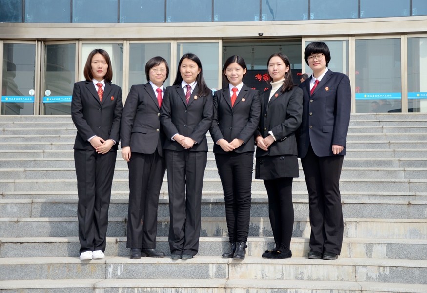 优秀雇员制审判辅助人员合影.jpg