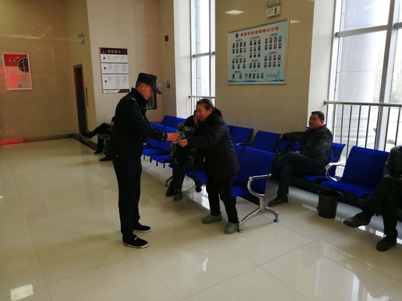 给年龄大的老人送茶水.jpg