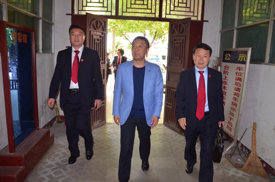 5视察历史悠久的法庭——鼓楼法庭.JPG
