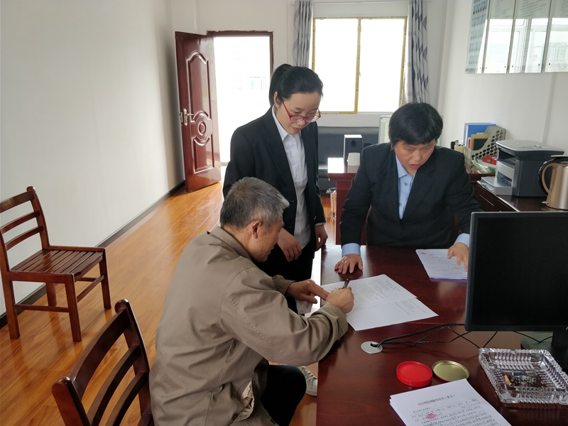 案件当事人现场在调解书上签字.jpg