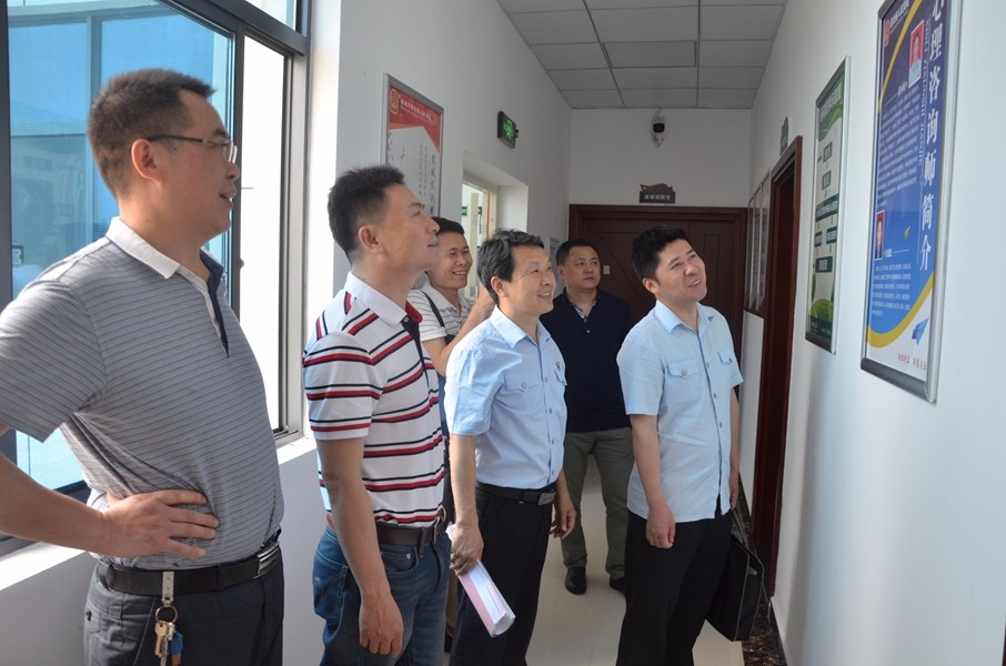 参观心理咨询室.JPG