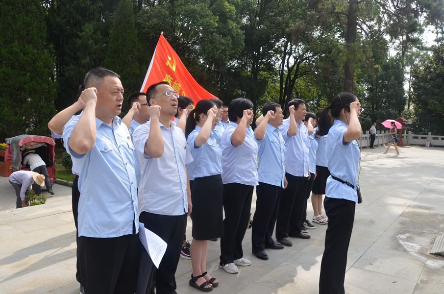 在烈士纪念碑前重温入党誓词.JPG