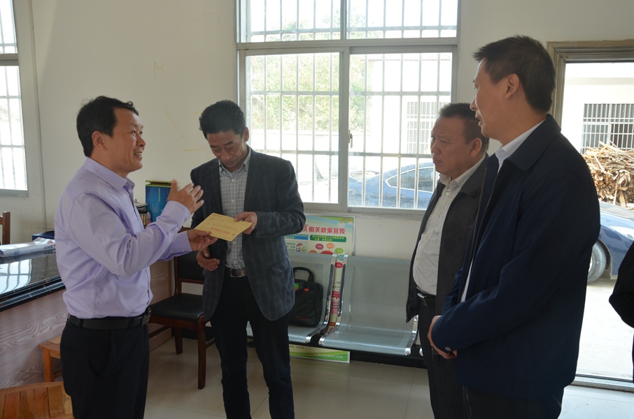 图四在木牌楼村开展扶贫募捐送温暖活动.JPG