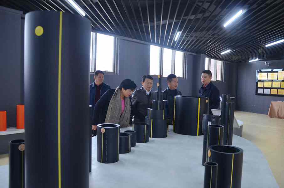 图一  深入湖北屯仓管业科技发展有限公司生产车间.JPG