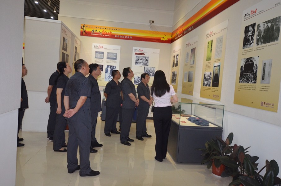 在党史中的纪律展厅接受教育.JPG