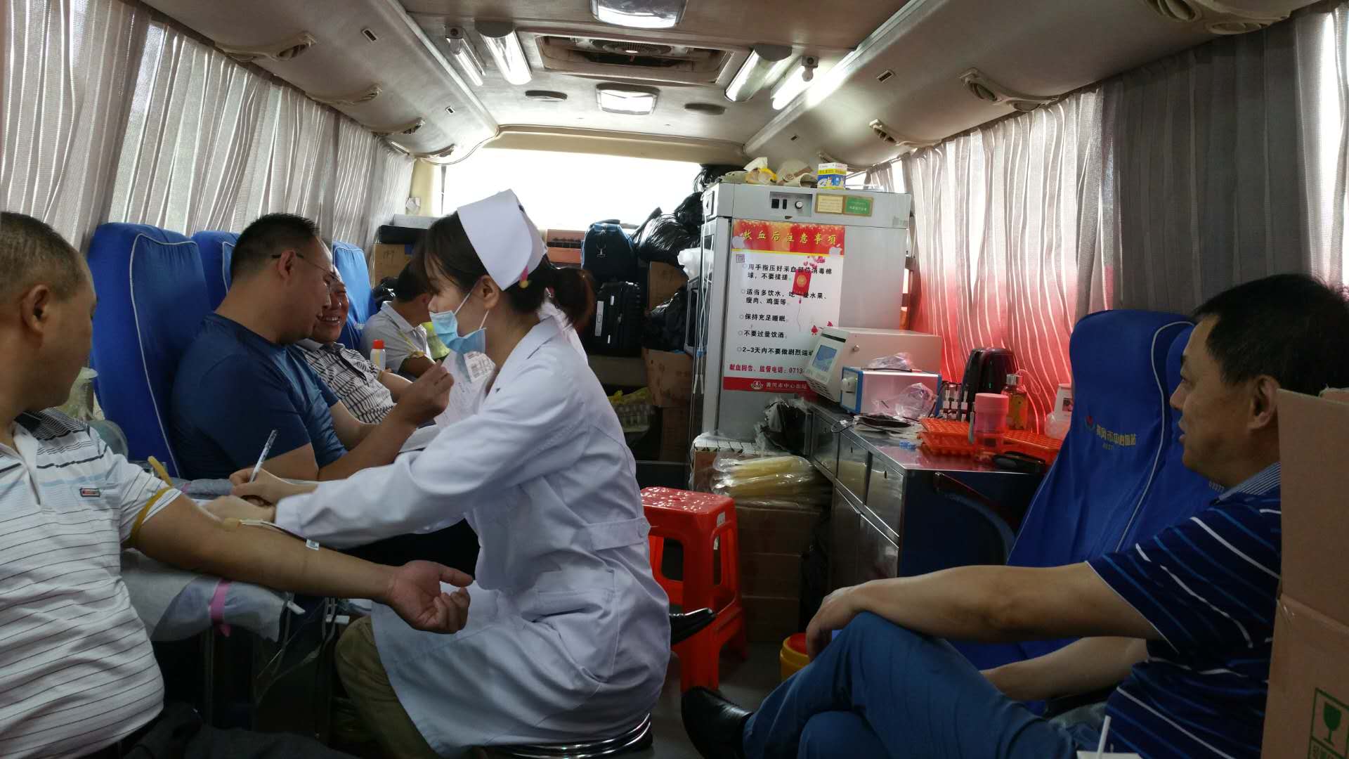 7法院干警职工参与献血.jpg