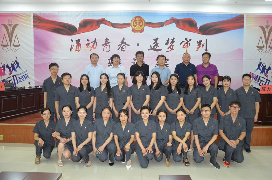 全体辩手与院党组合影.JPG