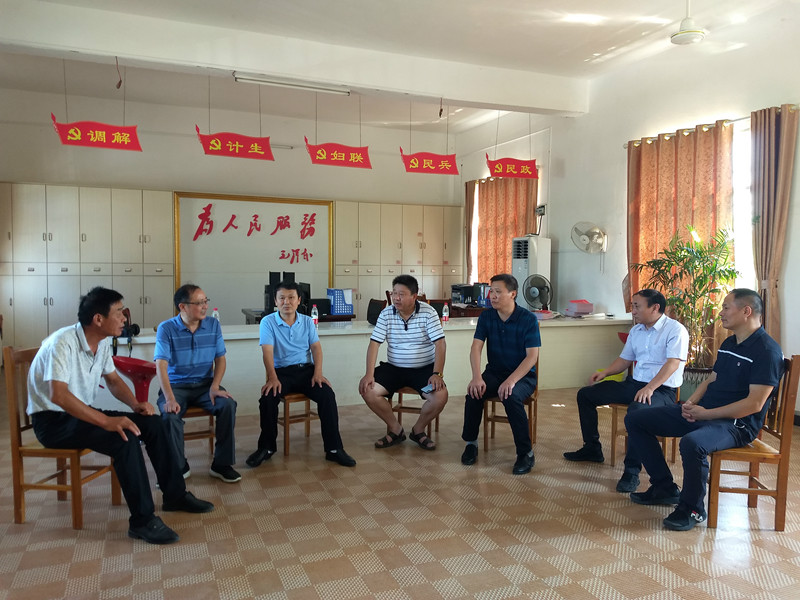 图一 在郑寨村慰问场景.jpg