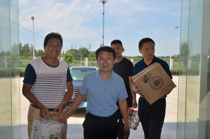 图三 在松树岗村慰问.JPG