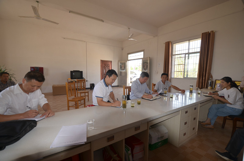 4在郑家寨村调研.JPG