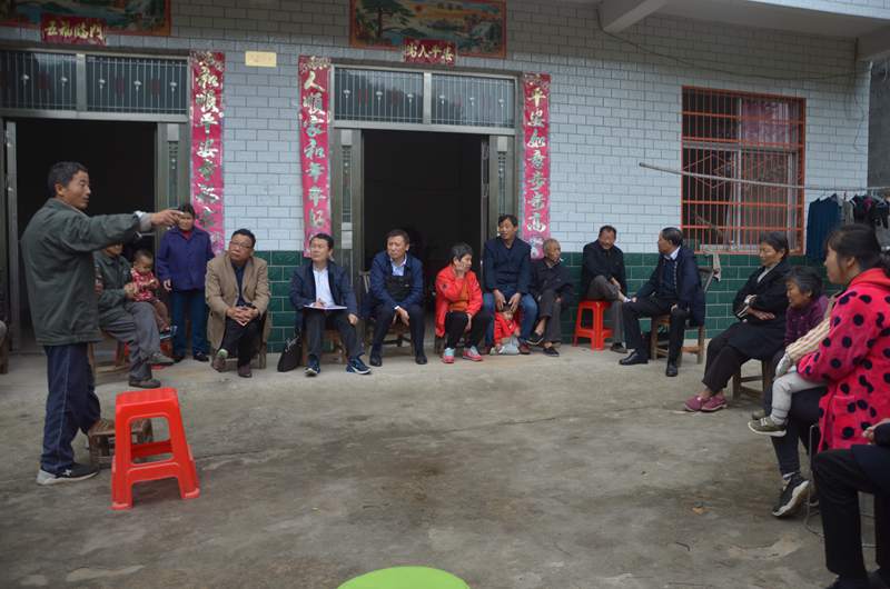 2潘敬秋在梓树凹召开垸组会.JPG