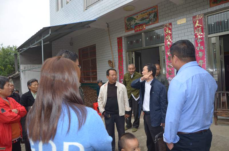 4潘敬秋答复村民尽快解决洗衣洗菜难的问题.JPG