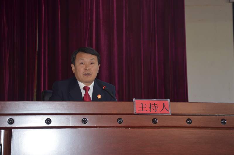 3、麻城市法院党组书记、院长潘敬秋主持上午培训会.JPG