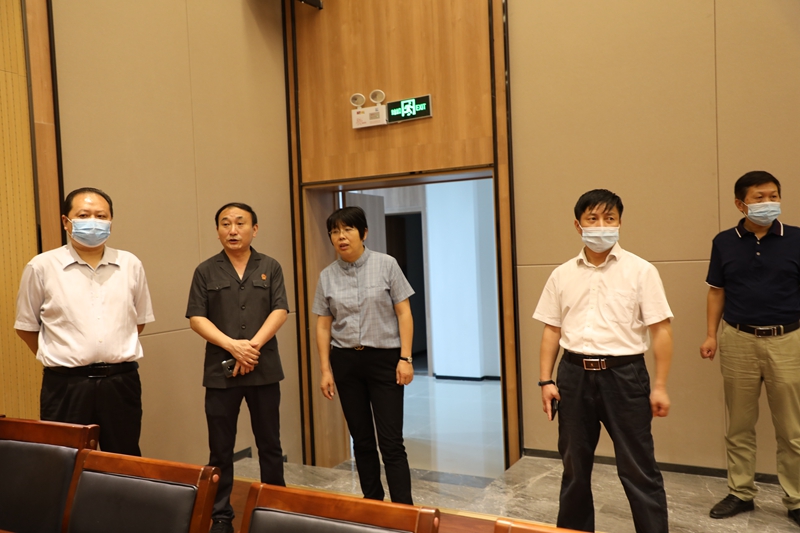 3调研组参观麻城市法院正在建设的法治文化中心.JPG