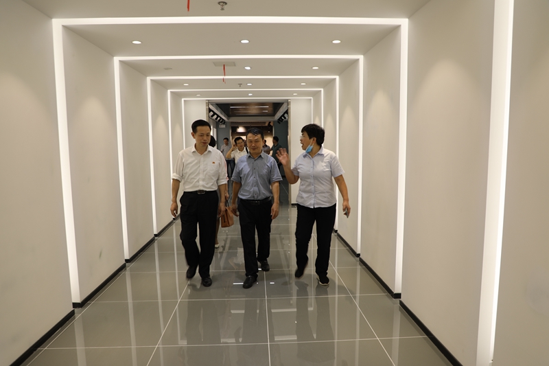 4麻城市人大领导参观法院正在建设中的党建综合文化中心.JPG