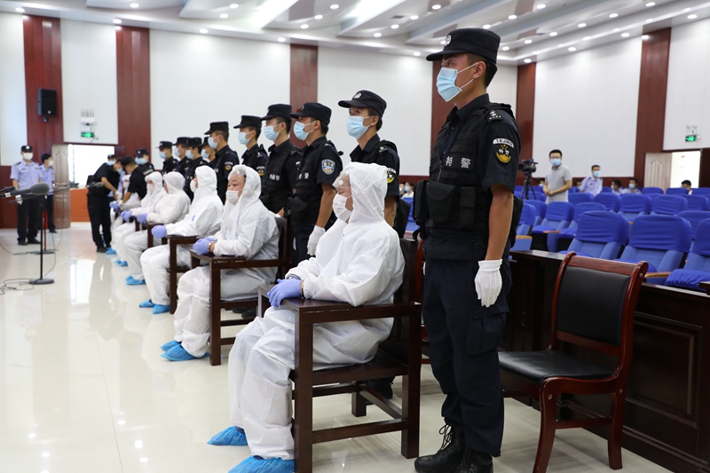 2被告人穿防护服参加庭审.JPG