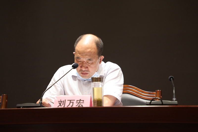 1麻城市委巡察工作领导小组成员、巡察办主任刘万宏宣布巡察任务及授权决定.JPG