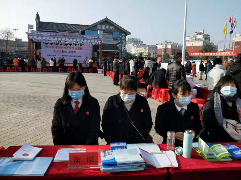 图二   麻城市人民法院干警参加宪法日活动.jpg