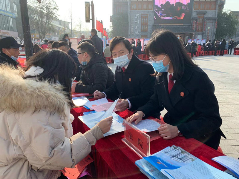 图三  麻城市人民法院干警接受群众法律咨.jpg