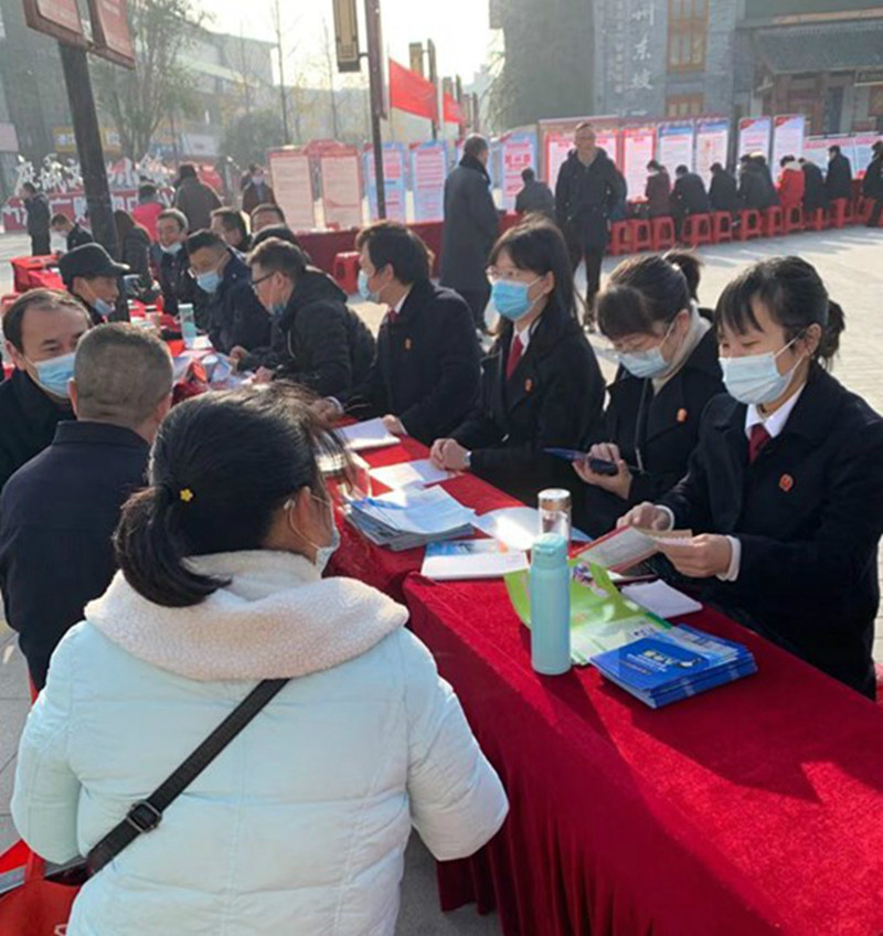 图四 麻城市人民法院干警在宪法日活动中解答群众疑惑.jpg
