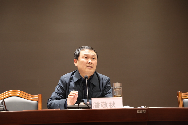 图一 麻城市人民法院党组书记、院长潘敬秋主持会议并做关于学习贯彻落实十九届五中全会精神的报告.JPG