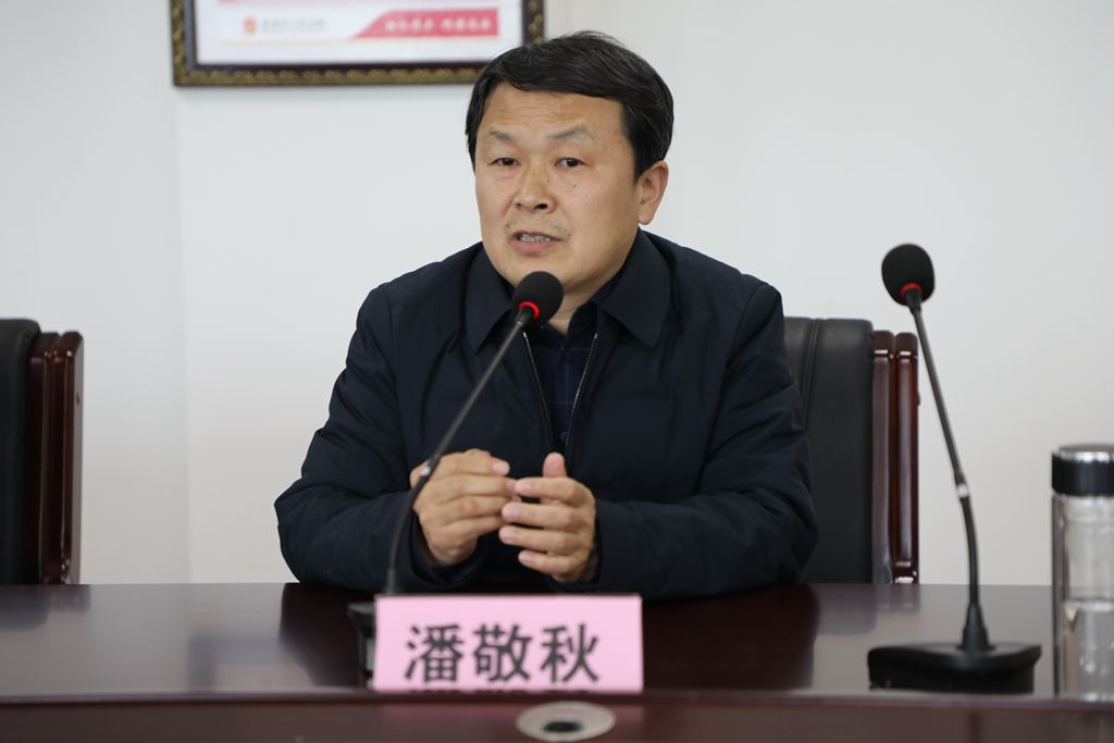 1麻城市人民法院党组书记、院长潘敬秋对新任命中层干部和法官提出要求.JPG