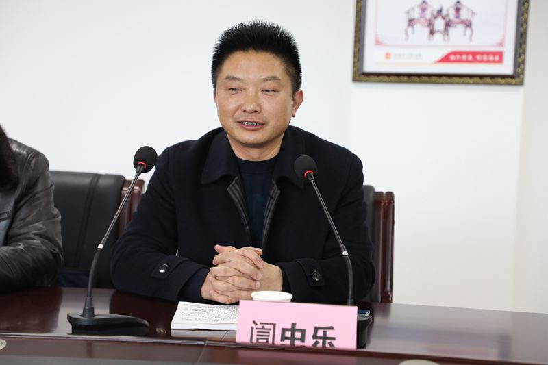 2麻城市人大常委会副主任訚中乐勉励新任命的中层干部和法官.JPG