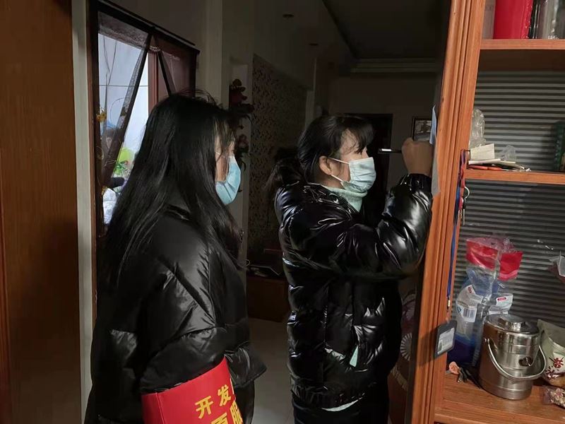 麻城法院先锋队员上门排查.jpg