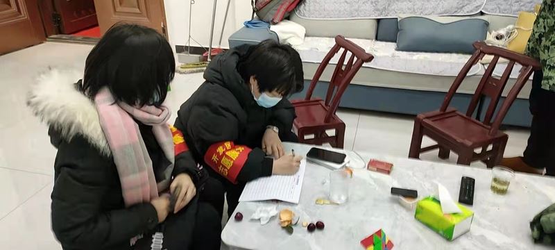 麻城市法院先锋队员上门排查.jpg
