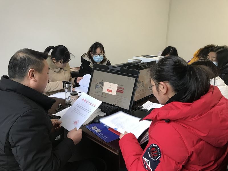 麻城市法院立案庭组织集中学习涉企案件实行经济影响评估相关制度规定.jpg
