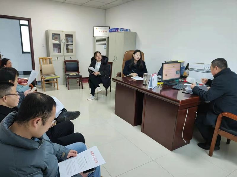 麻城市法院民二庭组织集中学习涉企案件实行经济影响评估相关制度规定.jpg