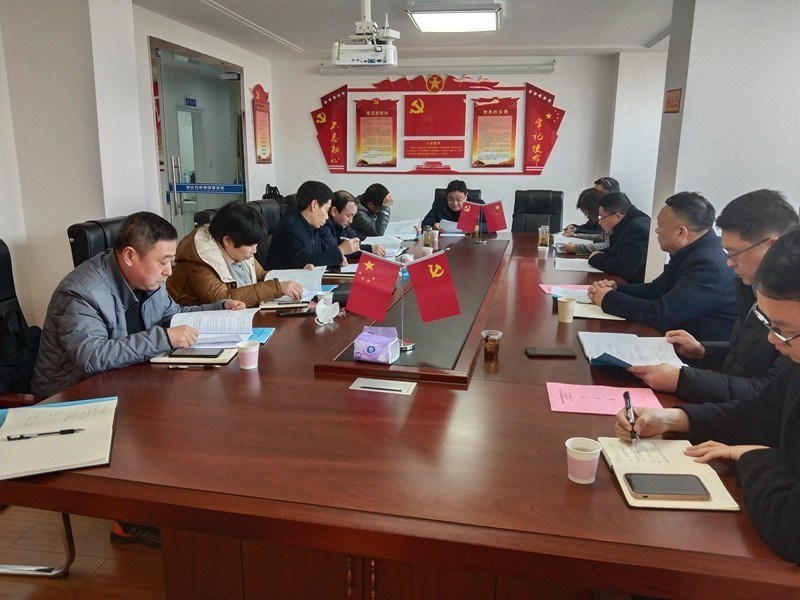 1麻城市法院党组书记、院长石卫国参与案件审判团队研究案件.jpg
