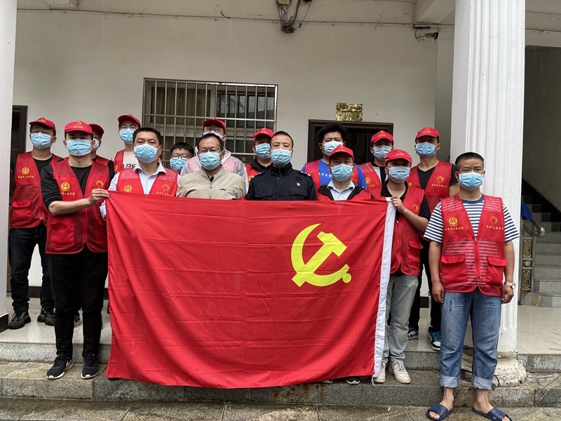 16名先锋队员完成任务后高兴合影.jpg
