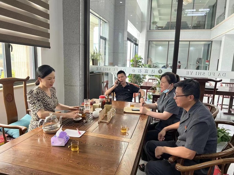 法官与达富石业公司负责人座谈普法.jpg