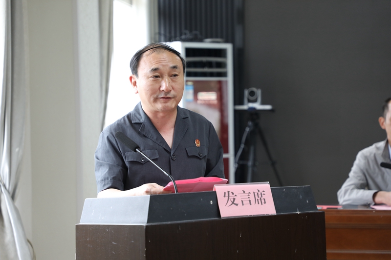 2麻城市法院党组成员、副院长吴克勇主持仪式.JPG
