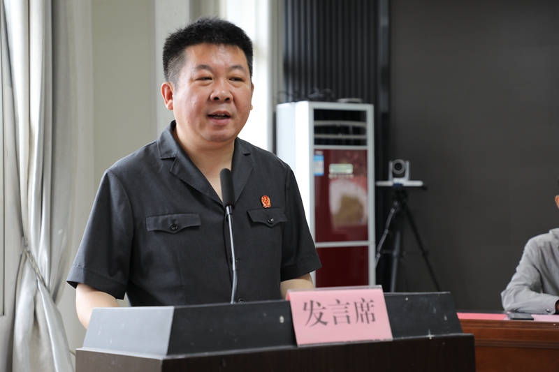 4麻城市法院党组副书记、副院长易改致辞.JPG